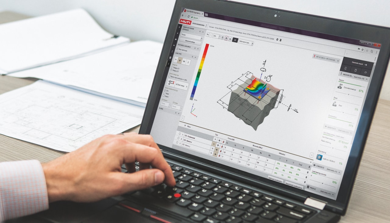 Hilti darbuotojas dirba prie PROFIS Engineering Suite kompiuterinės įrangos