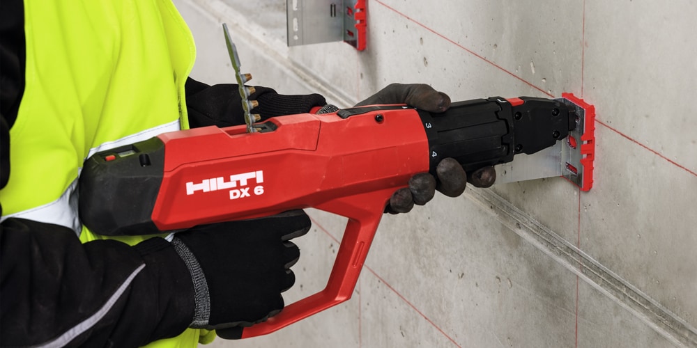 Konsolės tvirtinimas naudojant „Hilti DX 6“ varžtų lyginimo įrankį