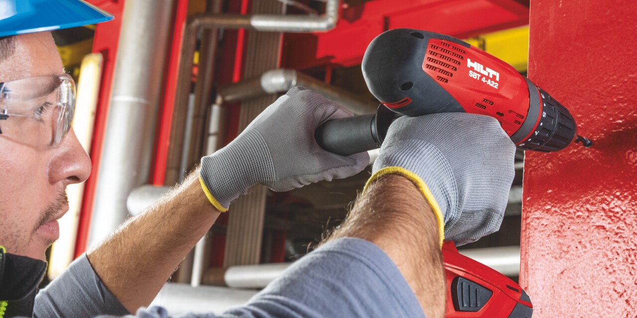 Bandomoji anga išgręžiama elektros jungčiai naudojant „Hilti“ gręžimo įrankį.