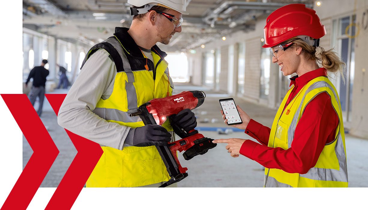 „Hilti“ darbuotojas demonstruoja „Nuron“ paslaugas klientui, naudodamas BX 3-22 įkrovimo bazę.
