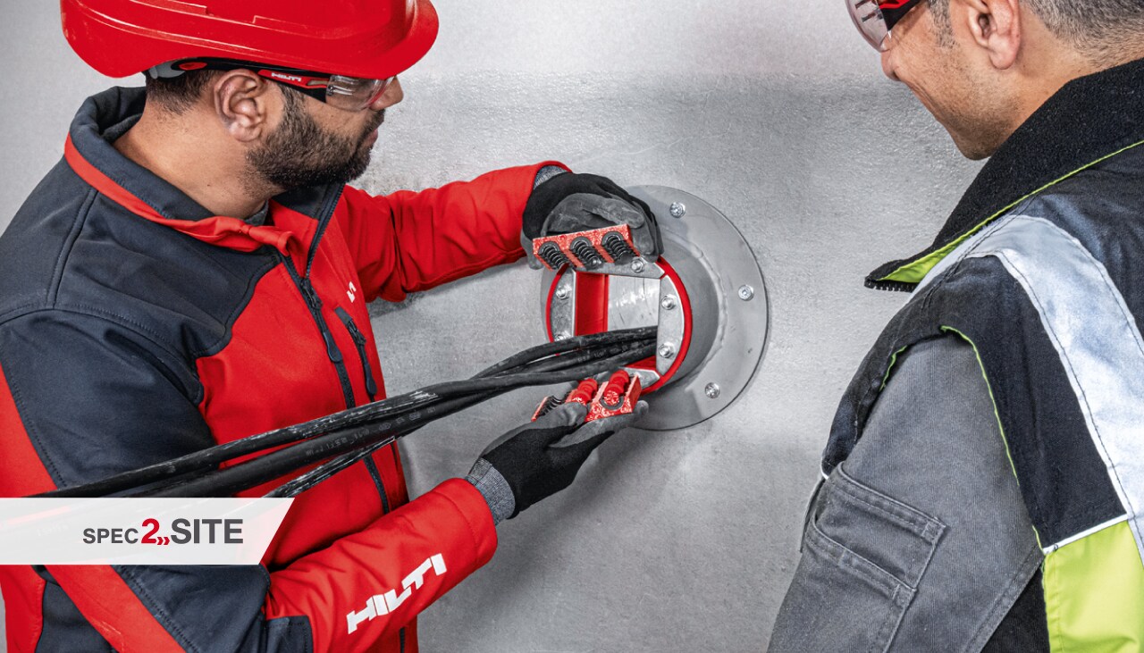 Hilti inžinierius demonstruoja klientui priešgaisrinę movą elektros instaliacijoje
