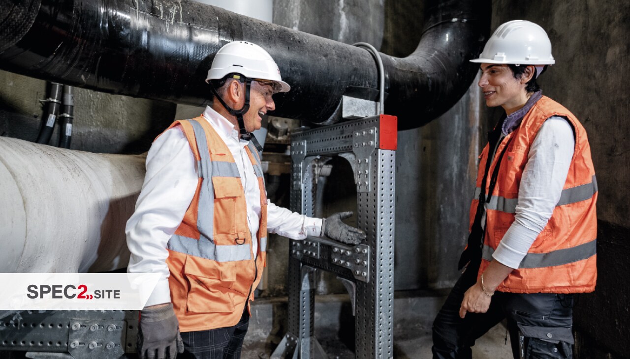 Hilti inžinierius ir klientas apžiūri modulinę vamzdynų atraminę sistemą