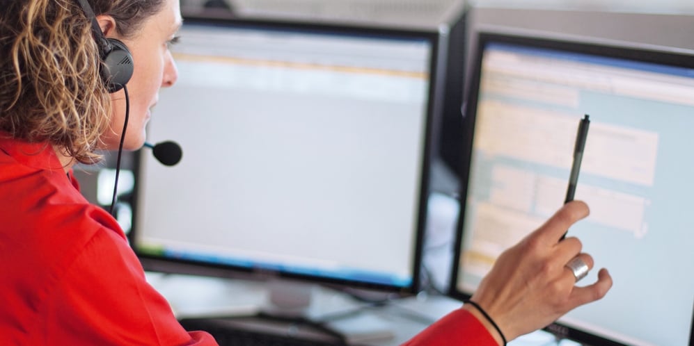 Hilti darbuotojas suteikia pagalbą internetu