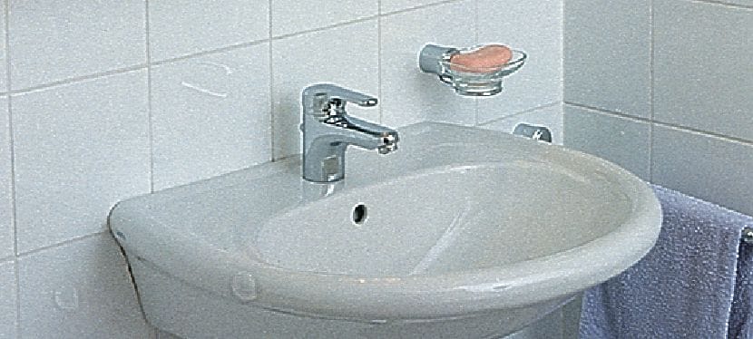 HUD-1 plastikinis sienos kamštis Ekonomiški universalūs plastikiniai sieniniai kaiščiai, tinkami lengvoms apkrovoms prie tuščiavidurių ir pilnavidurių sienų tvirtinti Aplikacijos 1