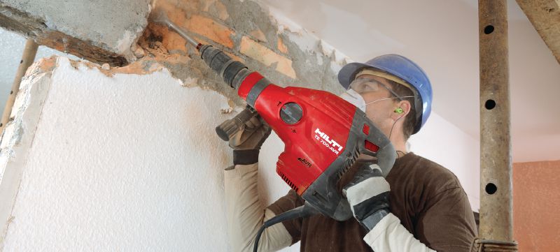 TE 700-AVR SDS-Max kirstuvas Galingas „SDS Max“ (TE-Y) kirstuvas, skirtas sunkiems kalimo darbams betone arba mūre, su antivibracine sistema (AVR) Aplikacijos 1