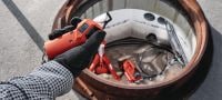 NUN 10K-22 akumuliatorinis hidraulinis siurblys 10 000 PSI (700 barų) belaidis hidraulinis siurblys, skirtas sunkiems pjovimo / apspaudimo darbams ir nuotoliniam požeminių ir šarvuotųjų kabelių pjovimui („Nuron“ akumuliatorius) - Distancinis valdymas įtrauktas Aplikacijos 3