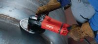 AG 230-24D kampinis šlifuoklis 2400 W kampinis šlifuoklis su avariniu jungikliu, sukamąja rankena ir ilgai eksploatuojamu angliniu šepetėliu, tinkamas iki 230 mm diskams Aplikacijos 4