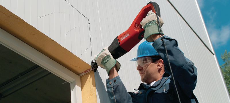 WSR 1400-PE tiesinis pjūklas 1400 W tiesinis pjūklas, pritaikytas sunkiems griovimo darbams, su pastovaus našumo užtikrinimo technologija „Smart Power“ bei berakčiu pjūklelio griebtuvu Aplikacijos 1