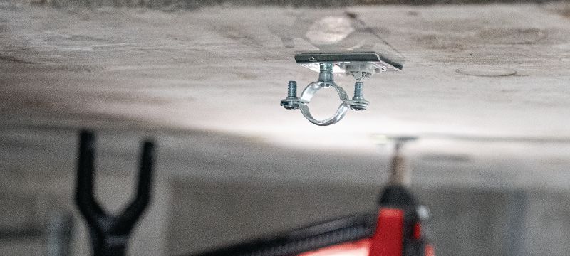 X-TH vamzdžio spaustukas laikiklis Metalinis vamzdžio spaustukas su iš anksto sumontuotu sriegiuotu varžtu, skirtas lengvų elementų elektros instaliacijos / mechaniniams tvirtinimams ant lubų ir naudojant su vinis juostoje Aplikacijos 1