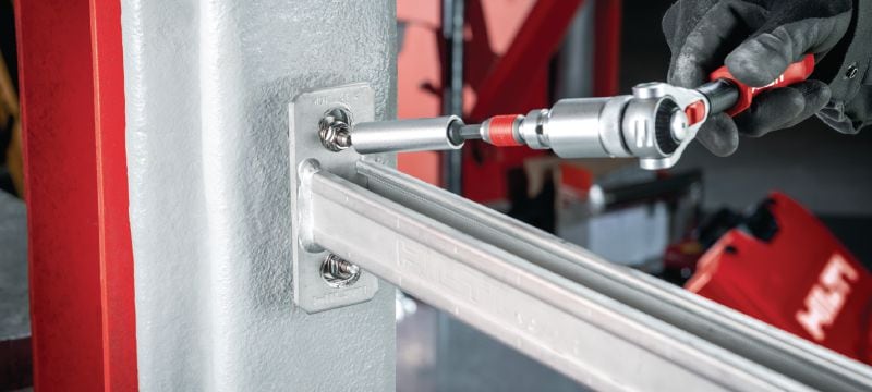 Sriegiuotas išsikišimas (nerūdijantysis plienas) Nerūdijančiojo plieno sriegiuotas išsikišimas su išoriniu ir vidiniu sriegiais, skirtas tvirtinti pasyvios priešgaisrinės saugos (PFP) dengtas plienines sijas Aplikacijos 1