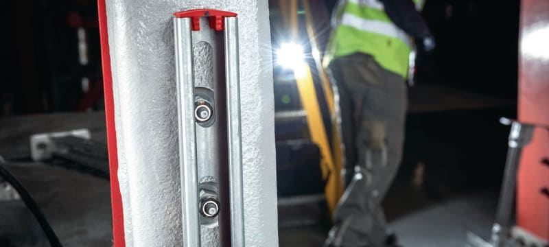Sriegiuotas išsikišimas (nerūdijantysis plienas) Nerūdijančiojo plieno sriegiuotas išsikišimas su išoriniu ir vidiniu sriegiais, skirtas tvirtinti pasyvios priešgaisrinės saugos (PFP) dengtas plienines sijas Aplikacijos 1