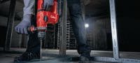 TE 4-22 akumuliatorinis perforatorius Kompaktiškas akumuliatorinis perforatorius „SDS Plus“ ir mūsų geriausias našumo ir svorio santykis, kad būtų galima gręžti viršuje („Nuron“ akumuliatoriaus platforma) Aplikacijos 4