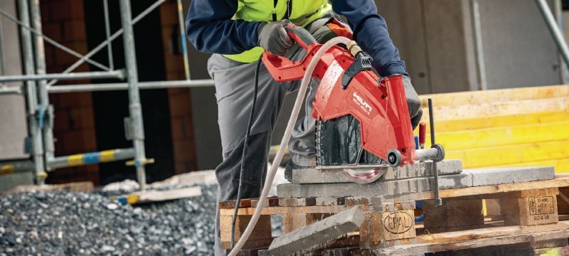 DCH 300-X elektrinis pjoviklis Sausojo ir šlapiojo tipo elektrinis rankose laikomas deimantinis pjovimo įrankis, kuriuo galima pjauti iki 120 mm gylio, naudojant 305 mm diskus Aplikacijos 1