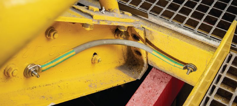 S-BT-ER HC įsukama smeigė Sriegiuota įsukama smeigė (nerūdijančiojo plieno, metrinio sriegio), skirta elektros jungtims ant plieno stipriai korozinėje aplinkoje, rekomenduojamas didžiausias prijungto kabelio skerspjūvis 120 mm² Aplikacijos 1