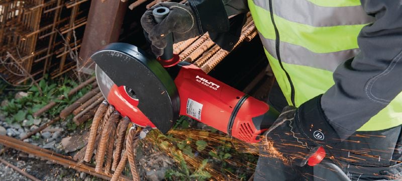 AG 230-24D kampinis šlifuoklis 2400 W kampinis šlifuoklis su avariniu jungikliu, sukamąja rankena ir ilgai eksploatuojamu angliniu šepetėliu, tinkamas iki 230 mm diskams Aplikacijos 1