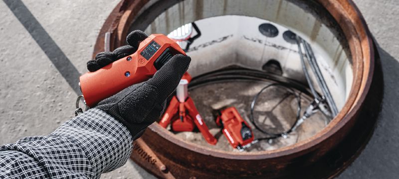 NUN 10K-22 akumuliatorinis hidraulinis siurblys 10 000 PSI (700 barų) belaidis hidraulinis siurblys, skirtas sunkiems pjovimo / apspaudimo darbams ir nuotoliniam požeminių ir šarvuotųjų kabelių pjovimui („Nuron“ akumuliatorius) - Distancinis valdymas įtrauktas Aplikacijos 1