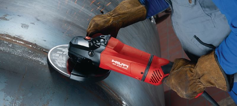 AG 230-24D kampinis šlifuoklis 2400 W kampinis šlifuoklis su avariniu jungikliu, sukamąja rankena ir ilgai eksploatuojamu angliniu šepetėliu, tinkamas iki 230 mm diskams Aplikacijos 1