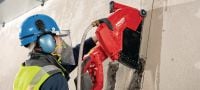 DCH 300-X elektrinis pjoviklis Sausojo ir šlapiojo tipo elektrinis rankose laikomas deimantinis pjovimo įrankis, kuriuo galima pjauti iki 120 mm gylio, naudojant 305 mm diskus Aplikacijos 2