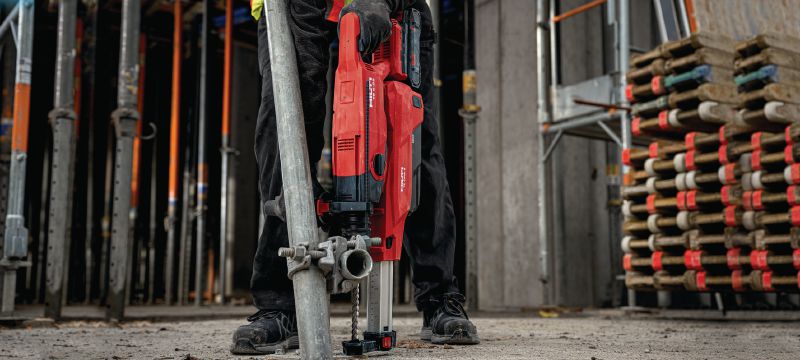 TE 5-22 akumuliatorinis perforatorius Galingas „SDS Plus“ perforatorius ilgu korpusu ir kastuvo rankena idealiai tinka naudoti gręžiant žemyn („Nuron“ akumuliatoriaus platforma) Aplikacijos 1