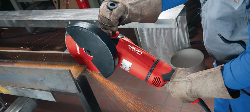 AG 230-24D kampinis šlifuoklis 2400 W kampinis šlifuoklis su avariniu jungikliu, sukamąja rankena ir ilgai eksploatuojamu angliniu šepetėliu, tinkamas iki 230 mm diskams Aplikacijos 1