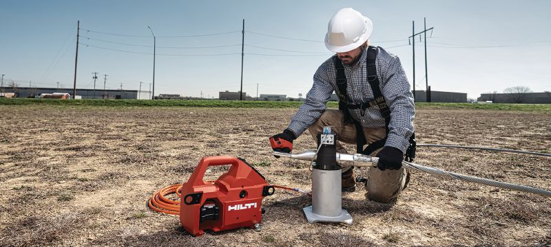 NUN 10K-22 akumuliatorinis hidraulinis siurblys 10 000 PSI (700 barų) belaidis hidraulinis siurblys, skirtas sunkiems pjovimo / apspaudimo darbams ir nuotoliniam požeminių ir šarvuotųjų kabelių pjovimui („Nuron“ akumuliatorius) - Distancinis valdymas įtrauktas Aplikacijos 1