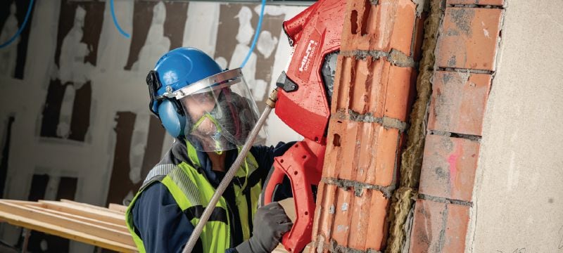 DCH 300-X elektrinis pjoviklis Sausojo ir šlapiojo tipo elektrinis rankose laikomas deimantinis pjovimo įrankis, kuriuo galima pjauti iki 120 mm gylio, naudojant 305 mm diskus Aplikacijos 1