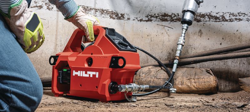 NUN 10K-22 akumuliatorinis hidraulinis siurblys 10 000 PSI (700 barų) belaidis hidraulinis siurblys, skirtas sunkiems pjovimo / apspaudimo darbams ir nuotoliniam požeminių ir šarvuotųjų kabelių pjovimui („Nuron“ akumuliatorius) - Distancinis valdymas įtrauktas Aplikacijos 1
