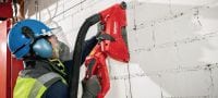 DCH 300-X elektrinis pjoviklis Sausojo ir šlapiojo tipo elektrinis rankose laikomas deimantinis pjovimo įrankis, kuriuo galima pjauti iki 120 mm gylio, naudojant 305 mm diskus Aplikacijos 4
