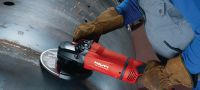 AG 230-27DB kampinis šlifuoklis 2700 W kampinis šlifuoklis su avariniu jungikliu, sukamąja rankena ir stabdžiu, tinkamas iki 230 mm diskams Aplikacijos 2