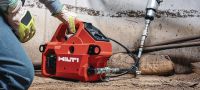 NUN 10K-22 akumuliatorinis hidraulinis siurblys 10 000 PSI (700 barų) belaidis hidraulinis siurblys, skirtas sunkiems pjovimo / apspaudimo darbams ir nuotoliniam požeminių ir šarvuotųjų kabelių pjovimui („Nuron“ akumuliatorius) - Distancinis valdymas įtrauktas Aplikacijos 1