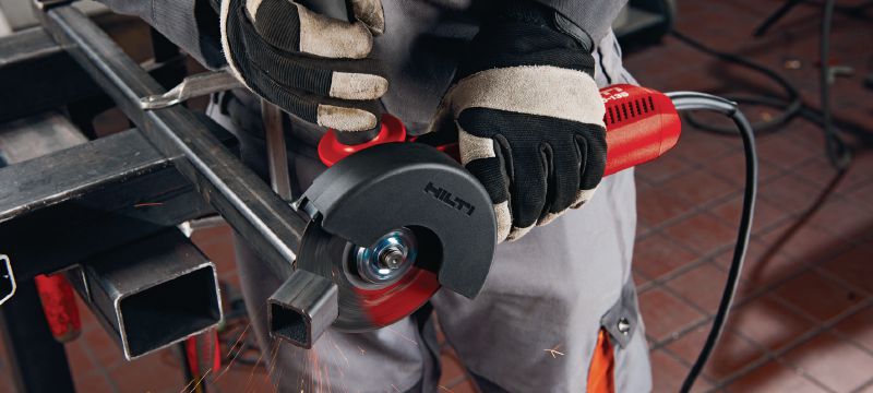 AG 125-13S kampinis šlifuoklis 1300 W kampinis šlifuoklis su ilgai eksploatuojamu angliniu šepetėliu, skirtas pjauti ir šlifuoti iki 125 mm diskais Aplikacijos 1