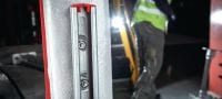 Sriegiuotas išsikišimas (nerūdijantysis plienas) Nerūdijančiojo plieno sriegiuotas išsikišimas su išoriniu ir vidiniu sriegiais, skirtas tvirtinti pasyvios priešgaisrinės saugos (PFP) dengtas plienines sijas Aplikacijos 1