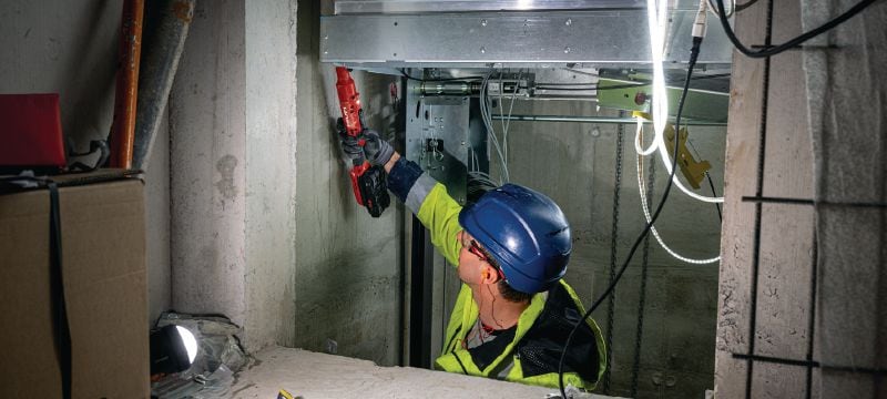 SIW 4R-22 3/8 col. stataus kampo smūginis veržliaraktis Kompaktiškas akumuliatorinis stataus kampo smūginis veržliaraktis, skirtas darbams sunkiai pasiekiamose vietose Aplikacijos 1