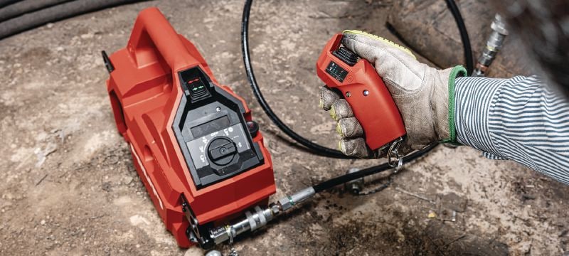 NUN 10K-22 akumuliatorinis hidraulinis siurblys 10 000 PSI (700 barų) belaidis hidraulinis siurblys, skirtas sunkiems pjovimo / apspaudimo darbams ir nuotoliniam požeminių ir šarvuotųjų kabelių pjovimui („Nuron“ akumuliatorius) - Distancinis valdymas įtrauktas Aplikacijos 1