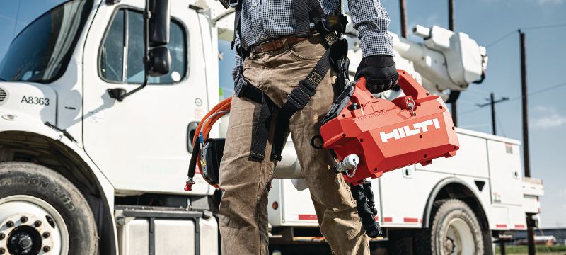 NUN 10K-22 akumuliatorinis hidraulinis siurblys 10 000 PSI (700 barų) belaidis hidraulinis siurblys, skirtas sunkiems pjovimo / apspaudimo darbams ir nuotoliniam požeminių ir šarvuotųjų kabelių pjovimui („Nuron“ akumuliatorius) - Distancinis valdymas įtrauktas Aplikacijos 1