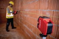 PM 20-CGE didelio tikslumo svambalas ir kryžminis linijinis lazeris Didelio tikslumo žalio spindulio kombinuotasis lazeris su 2 linijomis ir 4 taškais, skirtas vertikalumo nustatymo, niveliavimo, lygiavimo ir stačių kampų nustatymo darbams atlikti Aplikacijos 1