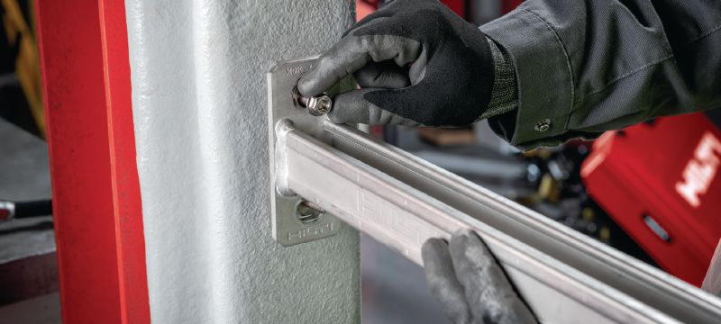 Sriegiuotas išsikišimas (nerūdijantysis plienas) Nerūdijančiojo plieno sriegiuotas išsikišimas su išoriniu ir vidiniu sriegiais, skirtas tvirtinti pasyvios priešgaisrinės saugos (PFP) dengtas plienines sijas Aplikacijos 1